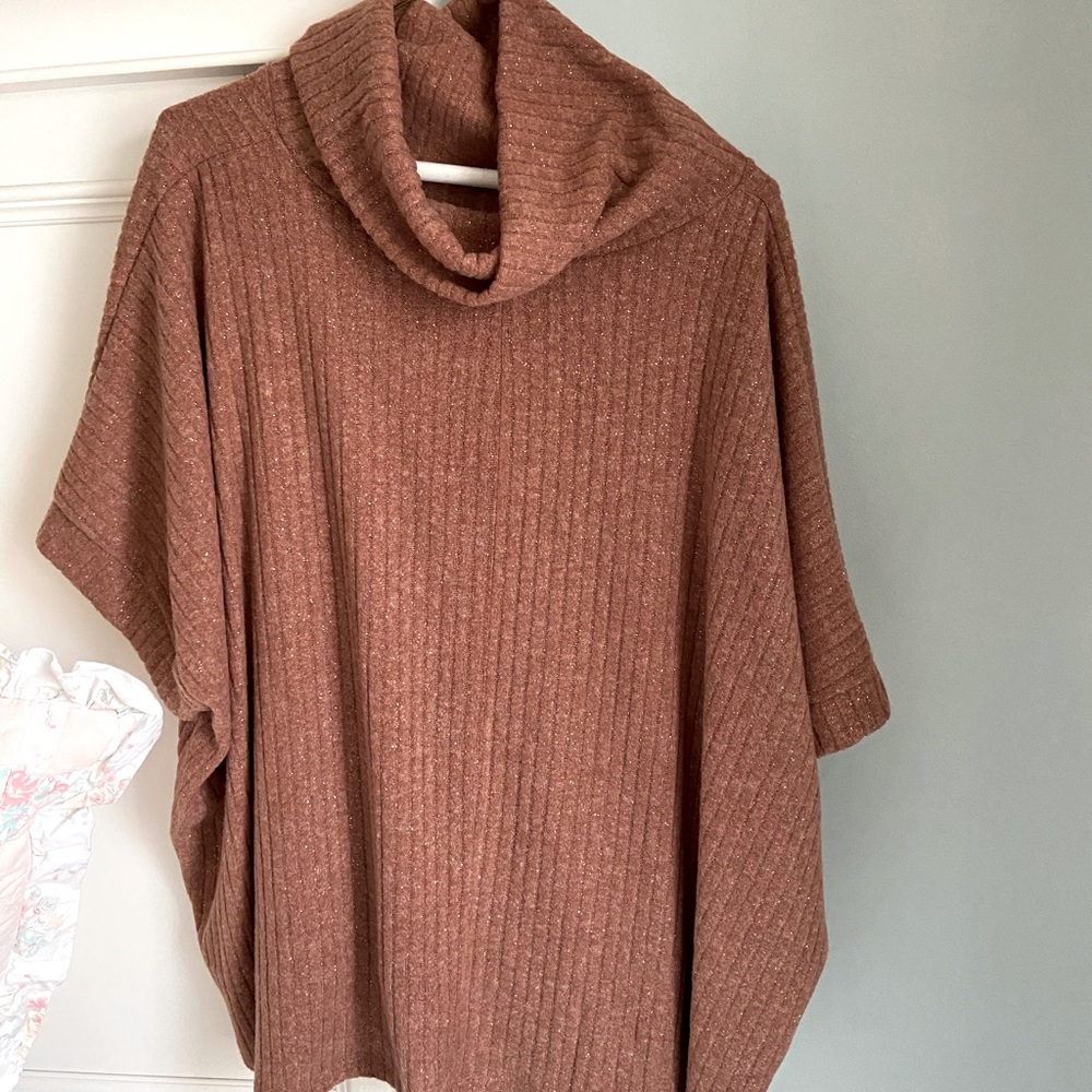 Oversized sweater with shimmer and pockets!✨